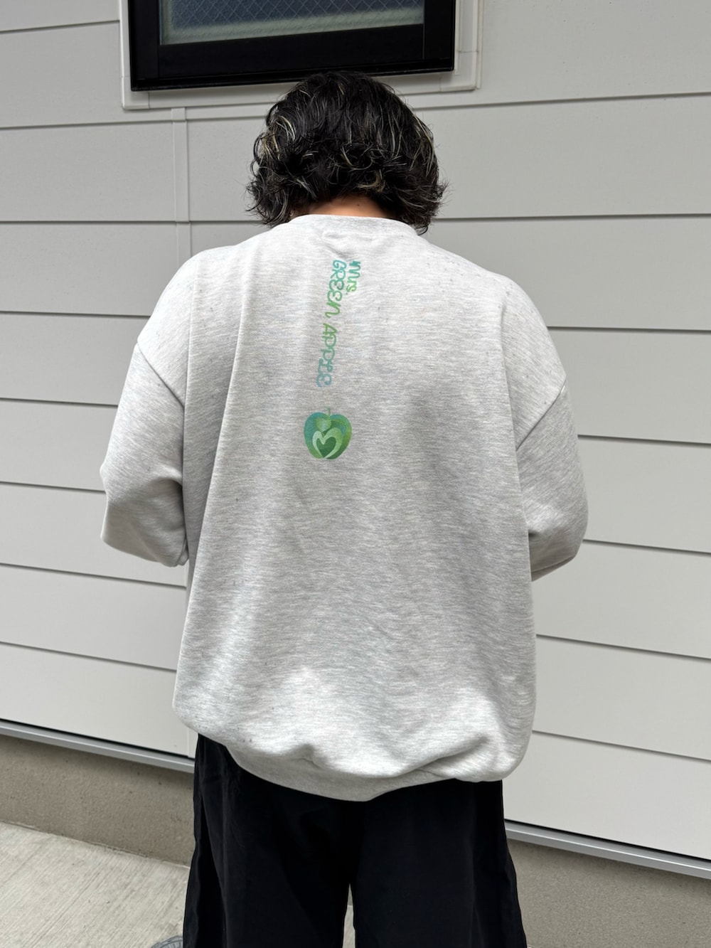 ブラック系のスニーカー、グレー系のスウェット、ブラック系のその他パンツを着用したメンズの春コーディネートの3枚目の写真