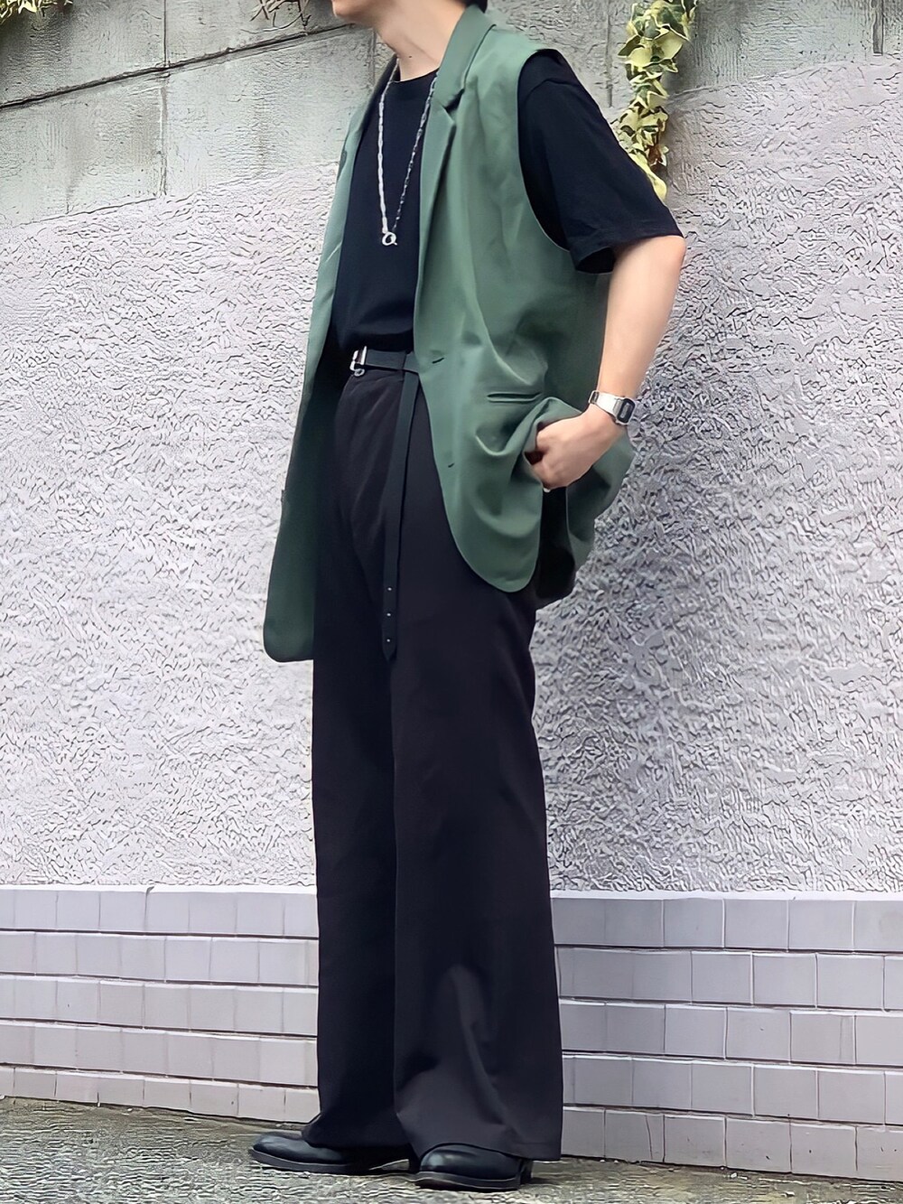 ブルー系のショルダーバッグ、グリーン系のテーラードジャケット、ブラック系のスラックスを着用したメンズの秋コーディネートの2枚目の写真