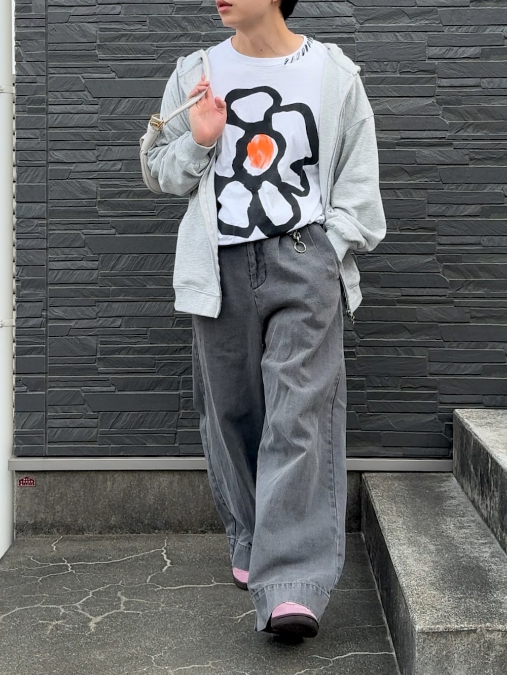「春めき満開コーデ、春色、シンプルスタイル、メンズコーデ、メンズファッション、お花見コーデ、プチプラ、メゾンスペシャル、低身長コーデ、低身長男子、パーカーコーデ、ピンクスニーカー」｜「MAISON SPECIALの《UNISEX》Flower Hand-Printed Oversized Stitched Crew Neck T-shirt/フラワーハンドプリントオーバーサイズステッチクルーネックＴシャツ【MAISON SPECIAL/メゾンスペシャル】（Tシャツ/カットソー、ホワイト系）」を使った、みっち~さん（メンズ・165cm）の春コーディネートの4枚目の写真
