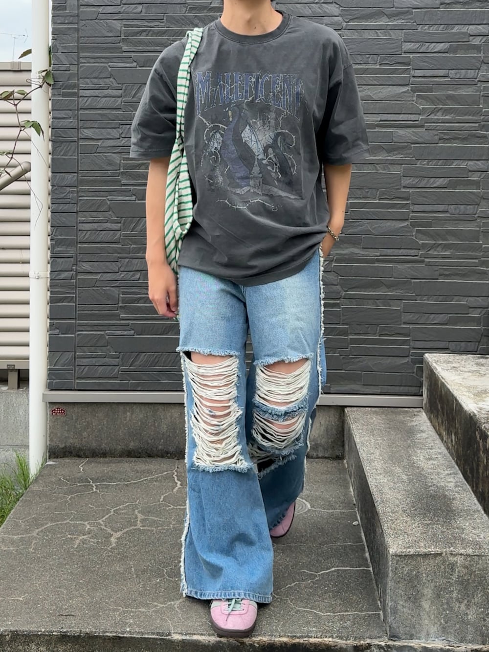 「ショルダーバッグ、シンプルスタイル、お洒落さんとつながりたい、ダメージデニムパンツ、ダメージデニム、ピンクコーデ、春コーデ、夏コーデ、ヴィンテージTシャツ、低身長コーデ、低身長男子」｜「seytoのDamege layered flare denim pants / ダメージレイヤードフレアデニムパンツ（デニムパンツ、ブルー系）」を使った、みっち~さん（メンズ・165cm）の春コーディネートの2枚目の写真