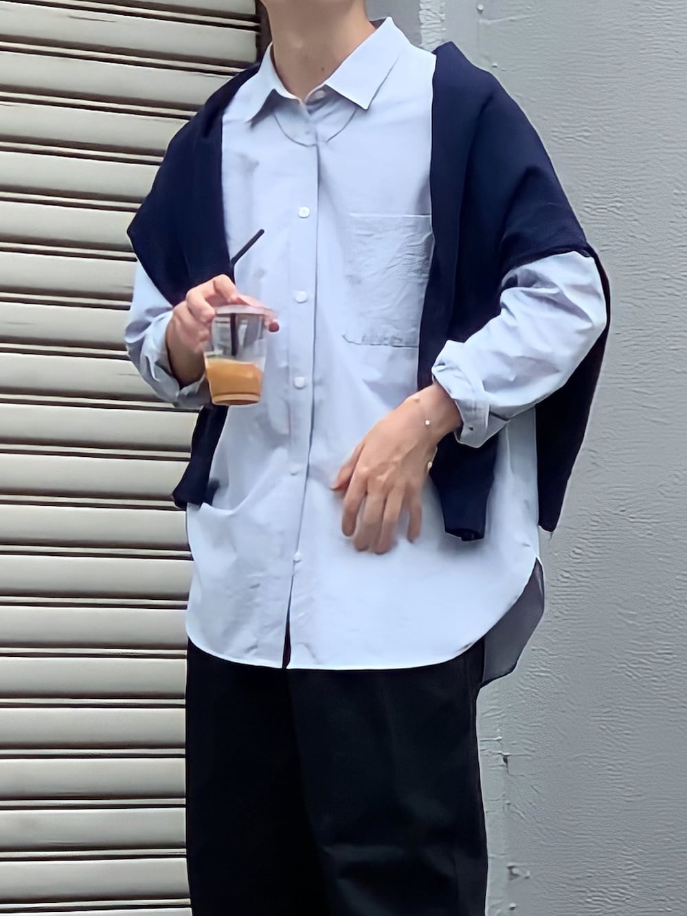 「ごきげんウィーク、シンプルスタイル、オトナカジュアル、春夏コーデ、ワイドパンツ、休日スタイル、ブルーシャツ、ニューバランス996、ニューバランス、センター分け、肩掛けカーデ、natiam、シルバーアクセサリー、黒髪、低身長男子」｜「NEW BALANCEのNEW BALANCE/ニューバランス CM996（スニーカー、ブラック系）」を使った、みっち~さん（メンズ・165cm）の春コーディネートの2枚目の写真