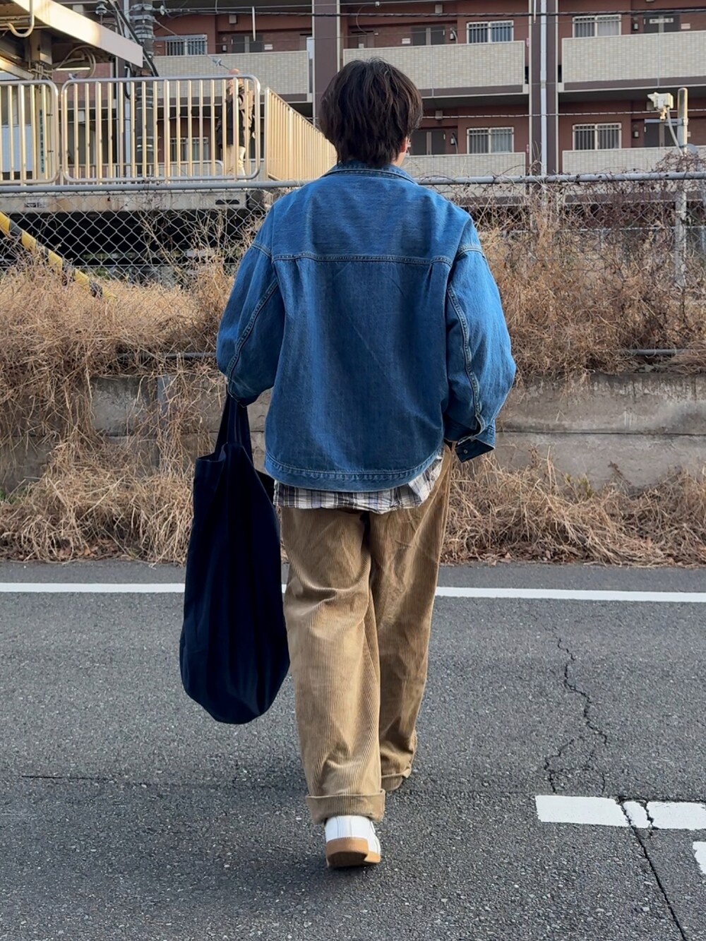 「レイヤードスタイル、今日のコーデ、いいね、save、フォローお願いします🤑、お出かけコーデ、カジュアル、デニムジャケット、デニムコーデ、春コーデ、春アウター、春服、低身長コーデ、低身長男子」｜「commongullproductsのアイテム（トートバッグ、ブルー系）」を使った、みっち~さん（メンズ・165cm）の冬コーディネートの2枚目の写真