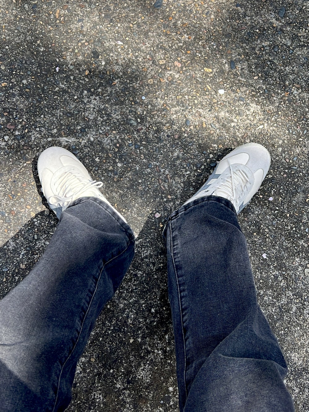 ホワイト系のスニーカー、ブラウン系のバッグ、グリーン系のTシャツ/カットソーを着用したメンズの春コーディネートの2枚目の写真