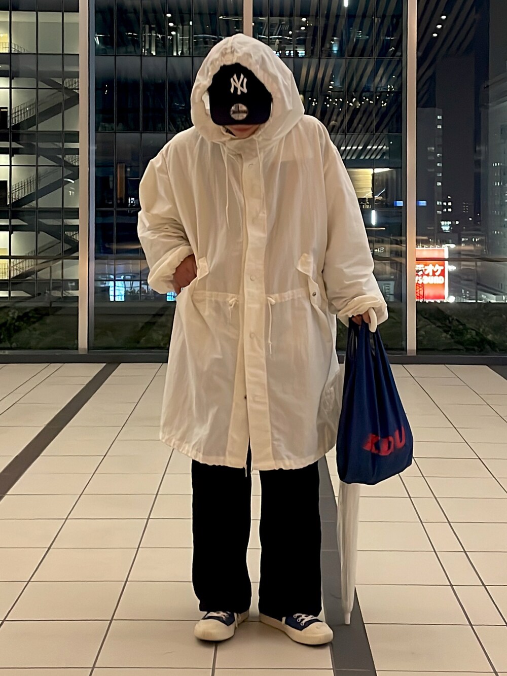 ブルー系のスニーカー、ブラック系のデニムパンツ、ホワイト系のジャケット/アウターを着用したメンズの春コーディネートの2枚目の写真