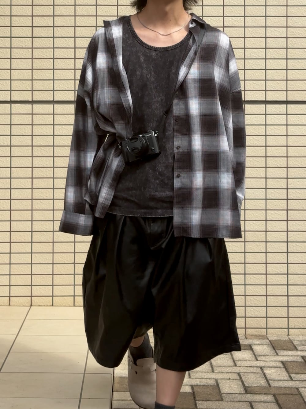 ブラック系のその他パンツ、グレー系のシャツ/ブラウス、ブラック系のタンクトップを着用したメンズの秋コーディネートの2枚目の写真