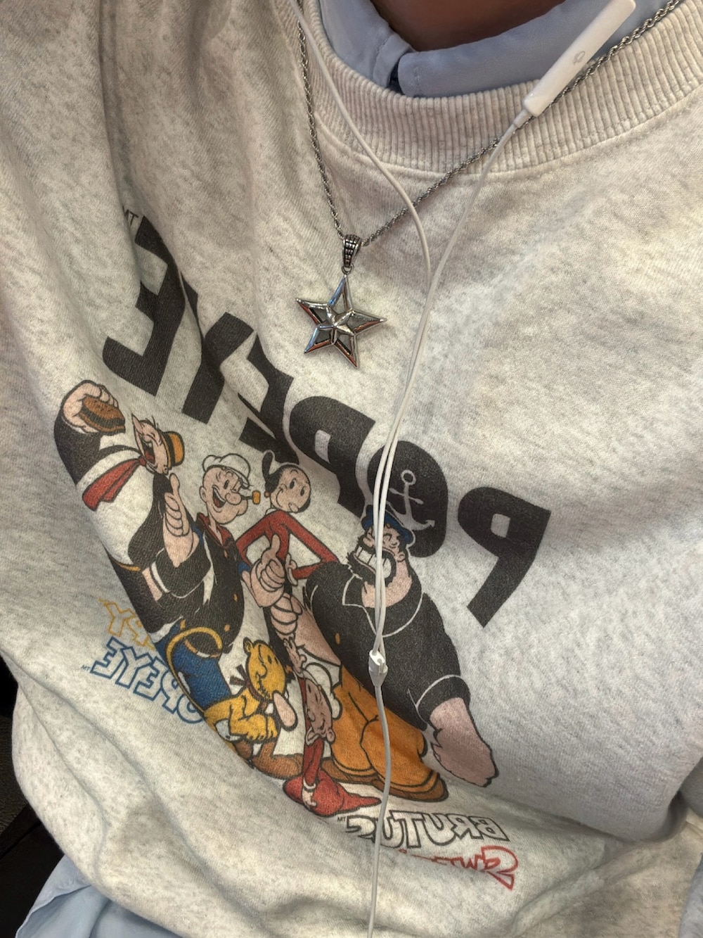 ブルー系のスラックス、レッド系のボストンバッグ、グレー系のスウェットを着用したメンズの冬コーディネートの4枚目の写真