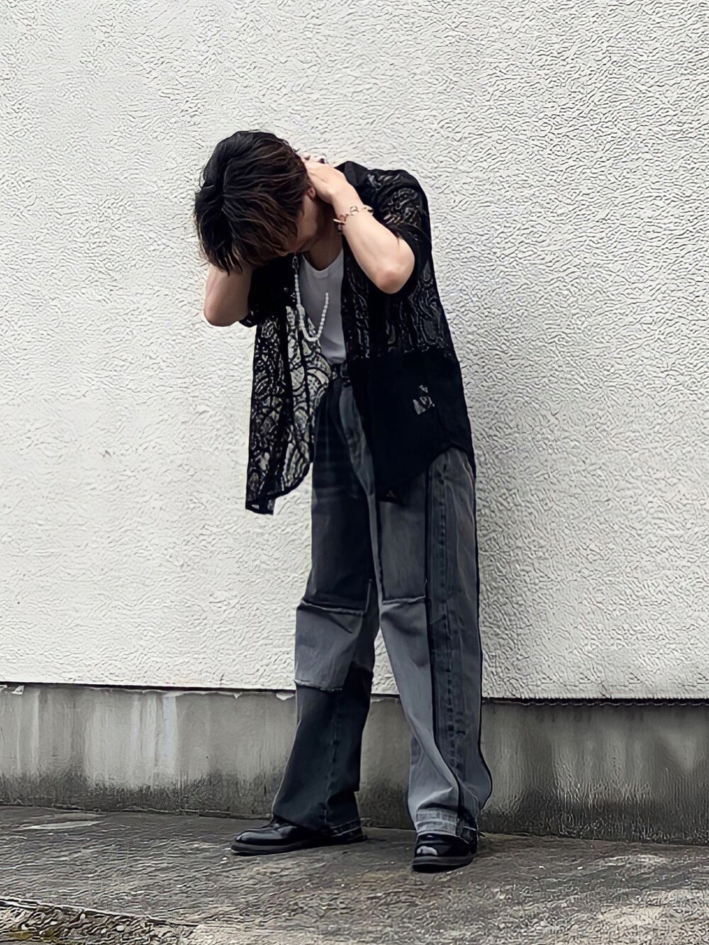 ブラック系のデニムパンツ、ブラック系のシャツ/ブラウス、ブラック系のドレスシューズを着用したメンズの春コーディネートの2枚目の写真