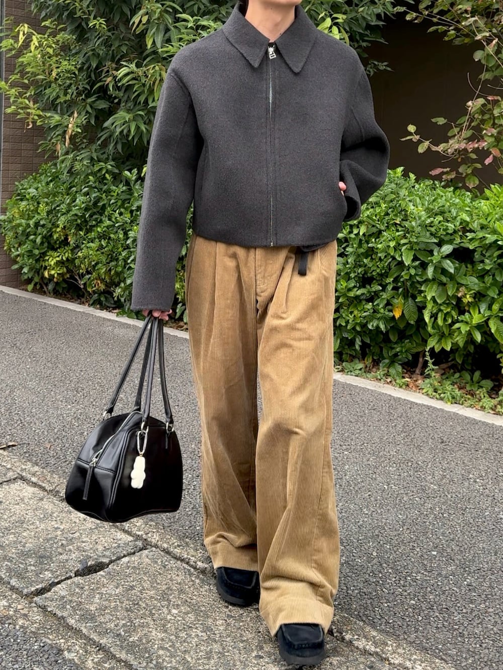 ベージュ系のその他パンツ、グレー系のブルゾン、レッド系のボストンバッグを着用したメンズの秋コーディネートの2枚目の写真