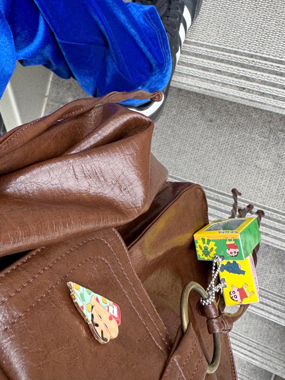 「今日のコーデ、春色、トラックパンツ、スプリングコート、ベロアパンツ、WYM、WYM LIDNM、低身長コーデ、低身長男子、seyto、白シャツ、パーカー」｜「B.C STOCKのドロップビッグスリーブコート（ステンカラーコート、ベージュ系）」を使った、みっち~さん（メンズ・165cm）の冬コーディネートの3枚目の写真