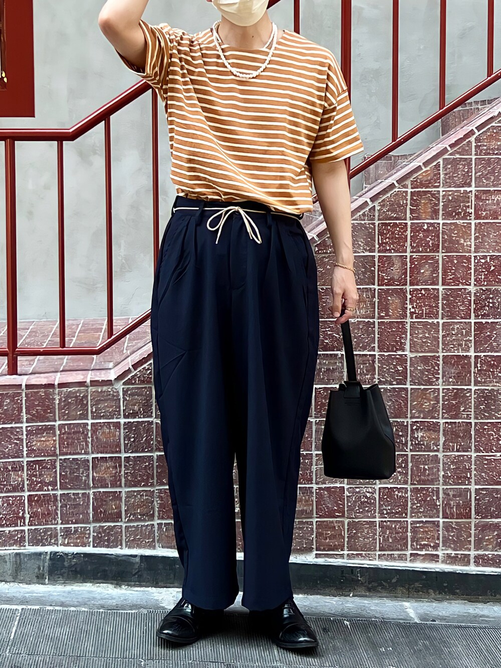 イエロー系のTシャツ/カットソー、ブルー系のセットアップ、ブラック系のハンドバッグを着用したメンズの夏コーディネートの2枚目の写真
