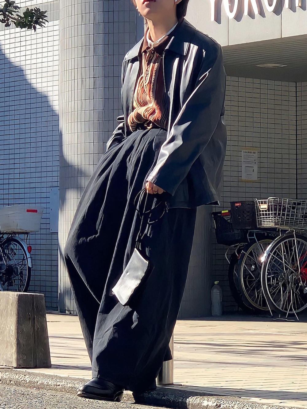 「おしゃれさんと繋がりたい、休日コーデ、シンプル、ストリートMIX、古着MIX、古着、古着コーデ、下北沢、ワイドパンツ、ワイドデニム、ストリート、MHL.」｜「Aphlotusのルーズシルエット 11oz バギー ブラック デニムパンツ（デニムパンツ、ブラック系）」を使った、みっち~さん（メンズ・165cm）の冬コーディネートの2枚目の写真