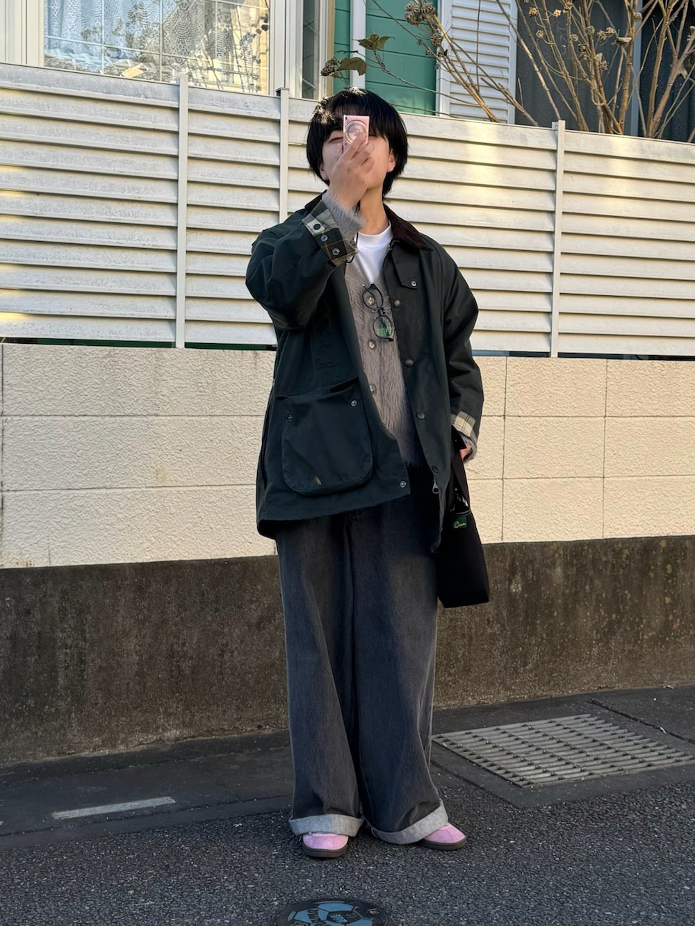 「マイベストコーデ2024、冬コーデ、シンプルコーデ、お出かけコーデ、バブアー、barbour、カーディガン、adidas、低身長コーデ、低身長男子、WEARyouthコーデ」｜「adidasのTobacco / アディダスオリジナルス adidas Originals（スニーカー、ピンク系）」を使った、みっち~さん（メンズ・165cm）の冬コーディネートの2枚目の写真