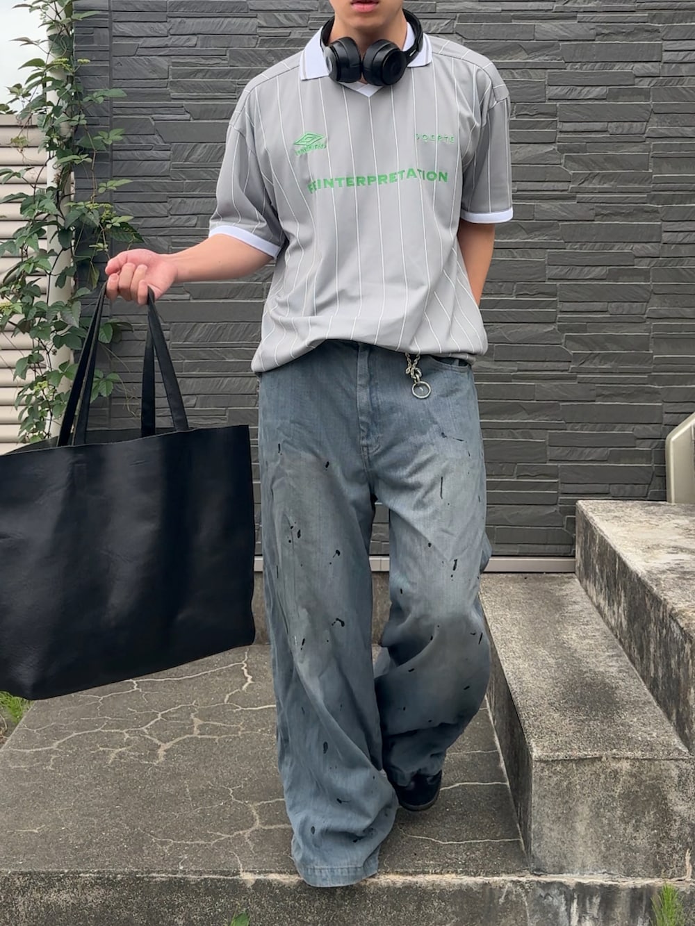 「夏コーデ、夏ファッション、soerte、wudgeboy、ペイントデニム、低身長コーデ、低身長男子、umbro、革バッグ、タックイン、ヘッドホン」｜「soerteのumbro × soerte combination game shirt/アンブロ×ソエルテ コラボゲームシャツ（Tシャツ/カットソー、グレー系）」を使った、みっち~さん（メンズ・165cm）の夏コーディネートの3枚目の写真