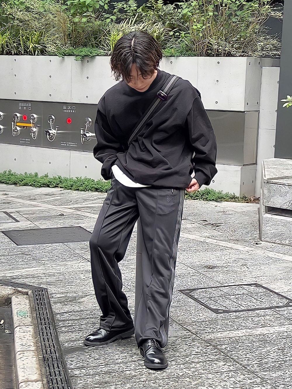 ブラック系のスウェット、ホワイト系のTシャツ/カットソー、ブラック系のドレスシューズを着用したメンズの春コーディネートの2枚目の写真