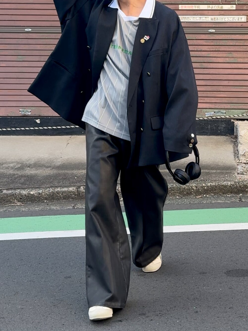 ブラック系のその他パンツ、ホワイト系のスニーカー、グレー系のTシャツ/カットソーを着用したメンズの冬コーディネートの2枚目の写真