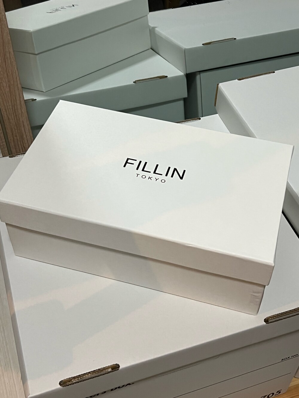 ブラック系のTシャツ/カットソー、ブラック系のスラックス、ホワイト系のスニーカーを着用したメンズの秋コーディネートの2枚目の写真