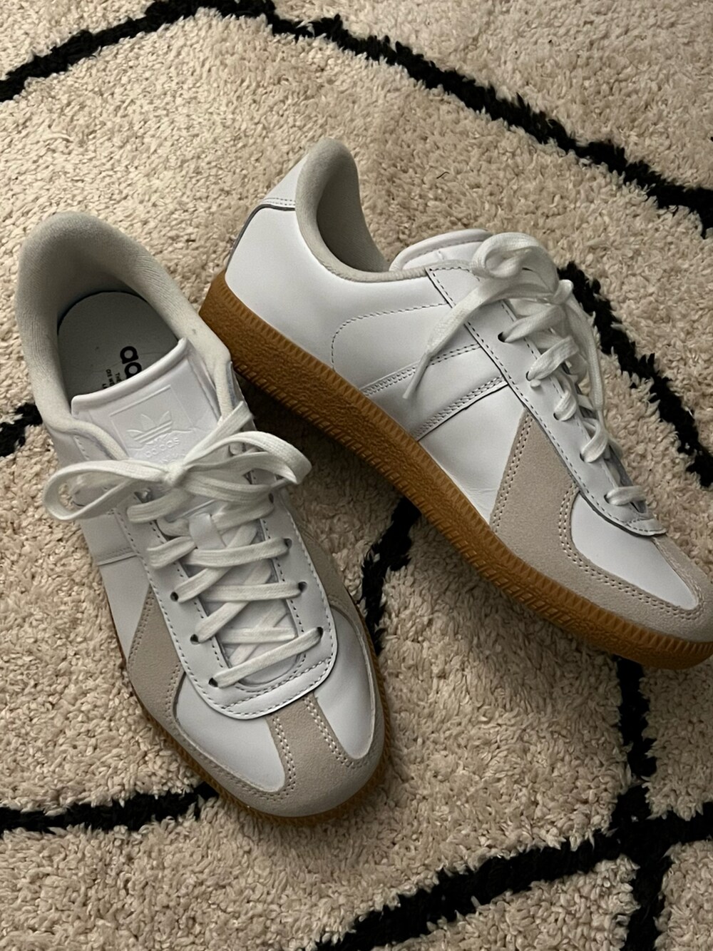 「いまどきジャケット写真、シンプルスタイル、春服コーデ、スニーカー、デニムジャケット、ジャケットスタイル、adidas originals、adidas、アディダス、低身長男子、ワイドデニム」｜「soerteのWide straight ：Flare black fade denim/ワイドストレート：フレア ブラックフェードデニム（デニムパンツ、グレー系）」を使った、みっち~さん（メンズ・165cm）の春コーディネートの3枚目の写真