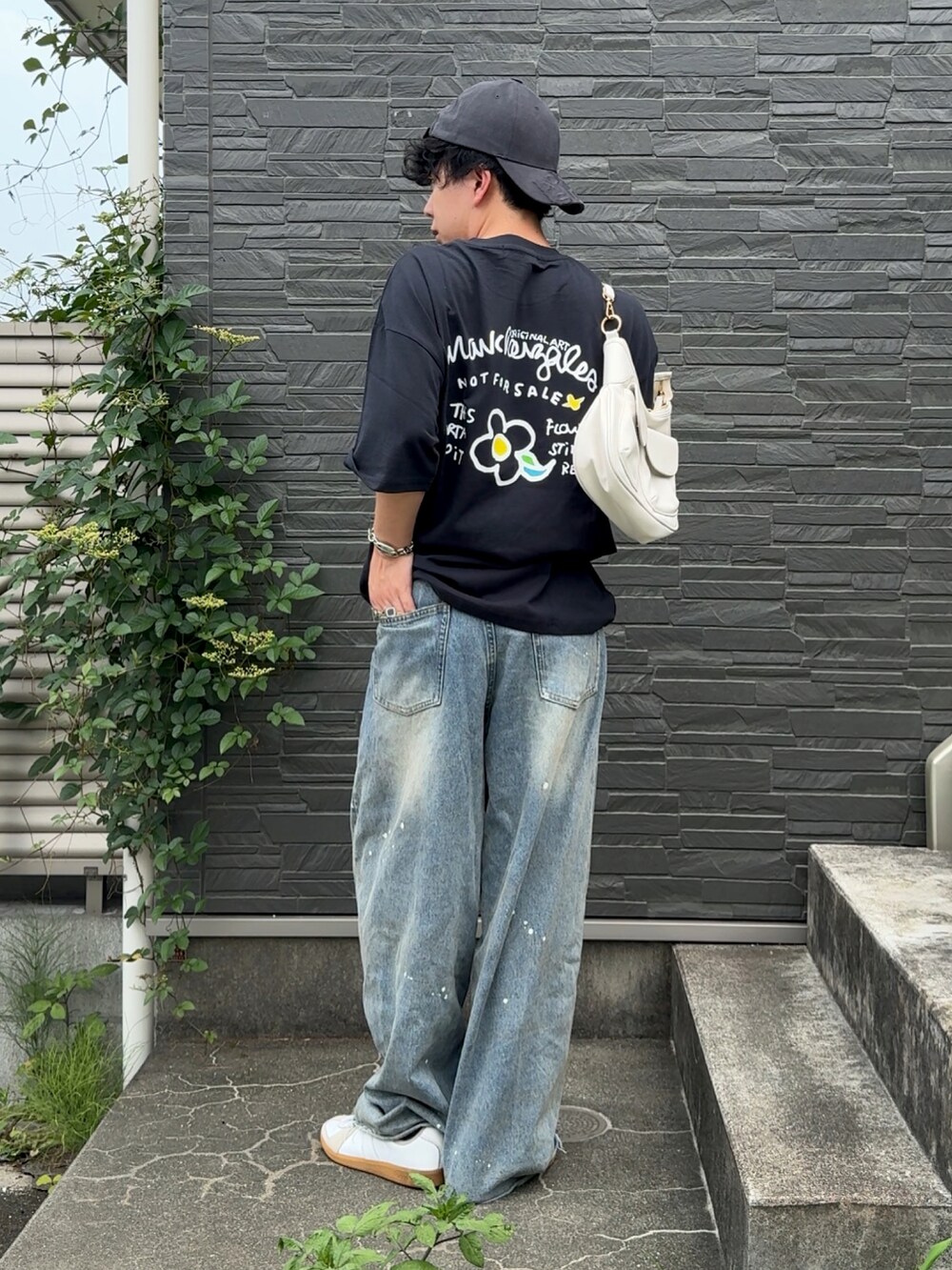 ブルー系のデニムパンツ、ホワイト系のスニーカー、グレー系のTシャツ/カットソーを着用したメンズの夏コーディネートの2枚目の写真