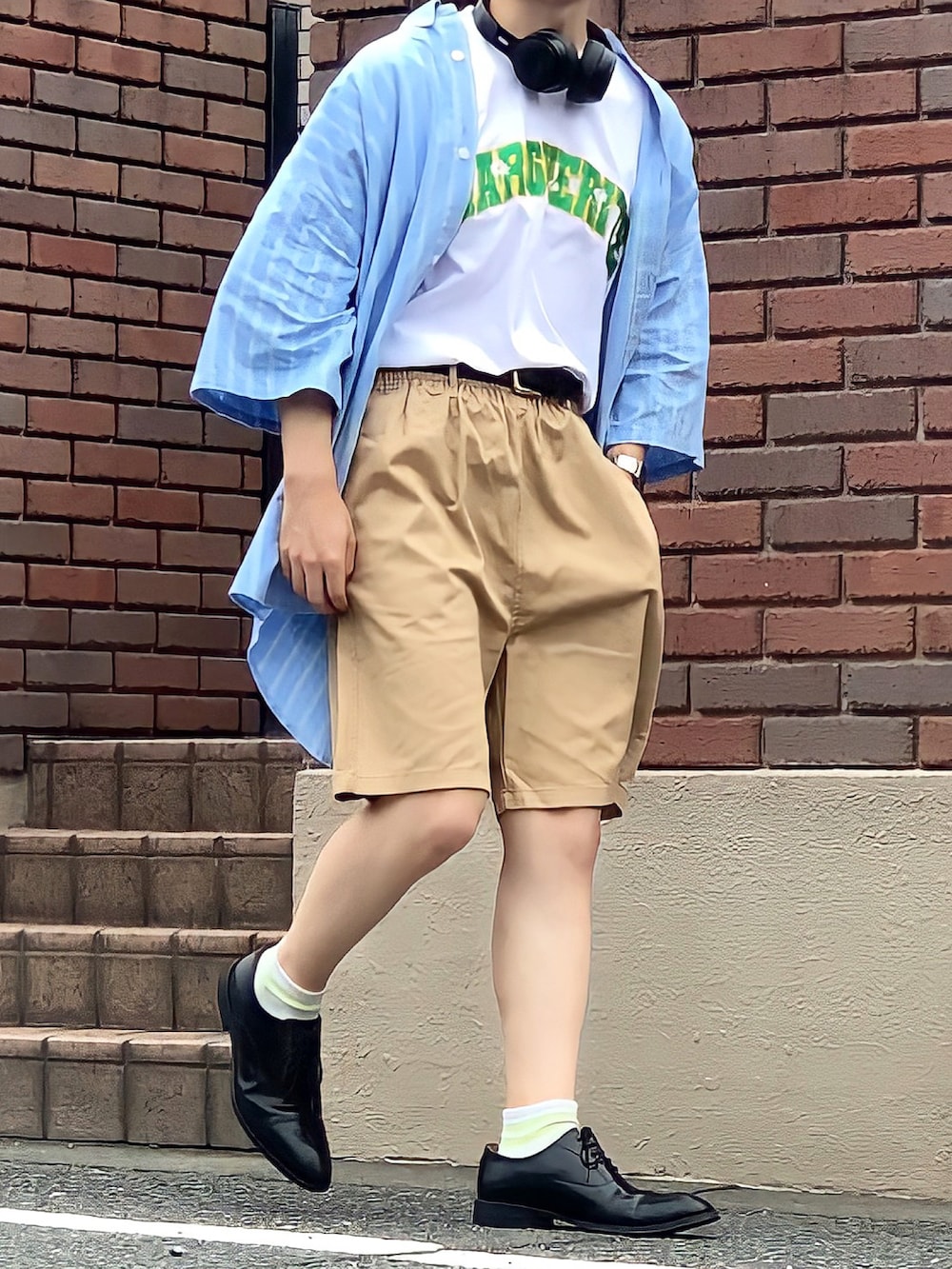 「お洒落さんとつながりたい、シンプル、夏コーデ、シンプルコーデ、ヘッドホン、ストライプシャツ、ストライプ、ハーフパンツ、チノパン、ロゴTシャツ、革靴、革靴×靴下、低身長男子」｜「FFEINのアイテム（トップス、ホワイト系）」を使った、みっち~さん（メンズ・165cm）の夏コーディネートの2枚目の写真