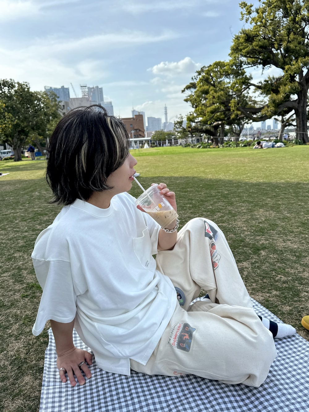 ホワイト系のその他パンツ、ブラック系のショルダーバッグ、イエロー系のスニーカーを着用したメンズの春コーディネートの2枚目の写真