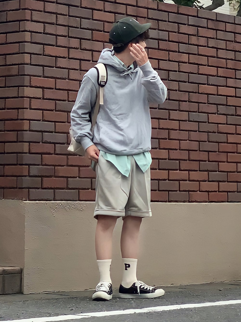 「夏、大人コーデ、お洒落さんとつながりたい、ストリート、ショーツ、ハーフパンツ、パーカー、夏コーデ、低身長男子、リュック、レイヤードスタイル」｜「PPソックスのアイテム（ソックス/靴下、ホワイト系）」を使った、みっち~さん（メンズ・165cm）の夏コーディネートの2枚目の写真