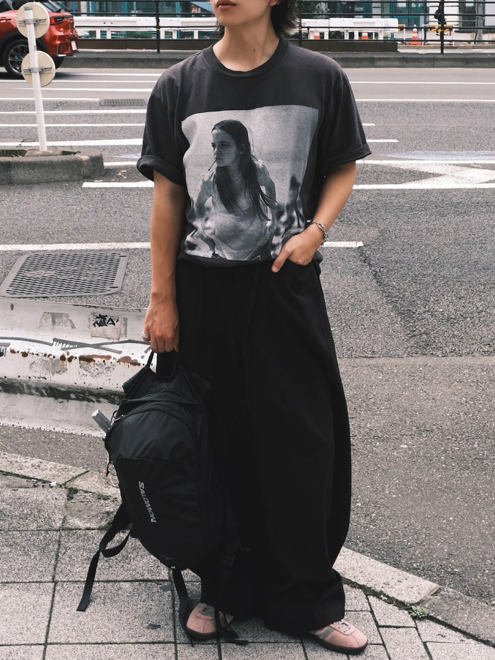 グレー系のTシャツ/カットソー、グレー系のスラックス、ピンク系のスニーカーを着用したメンズの秋コーディネートの2枚目の写真