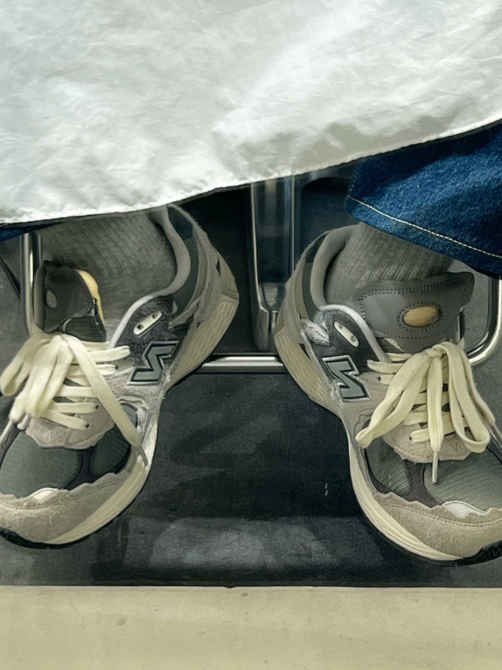 ブルー系のデニムジャケット、ブルー系のデニムパンツ、グリーン系のトートバッグを着用したメンズの春コーディネートの2枚目の写真