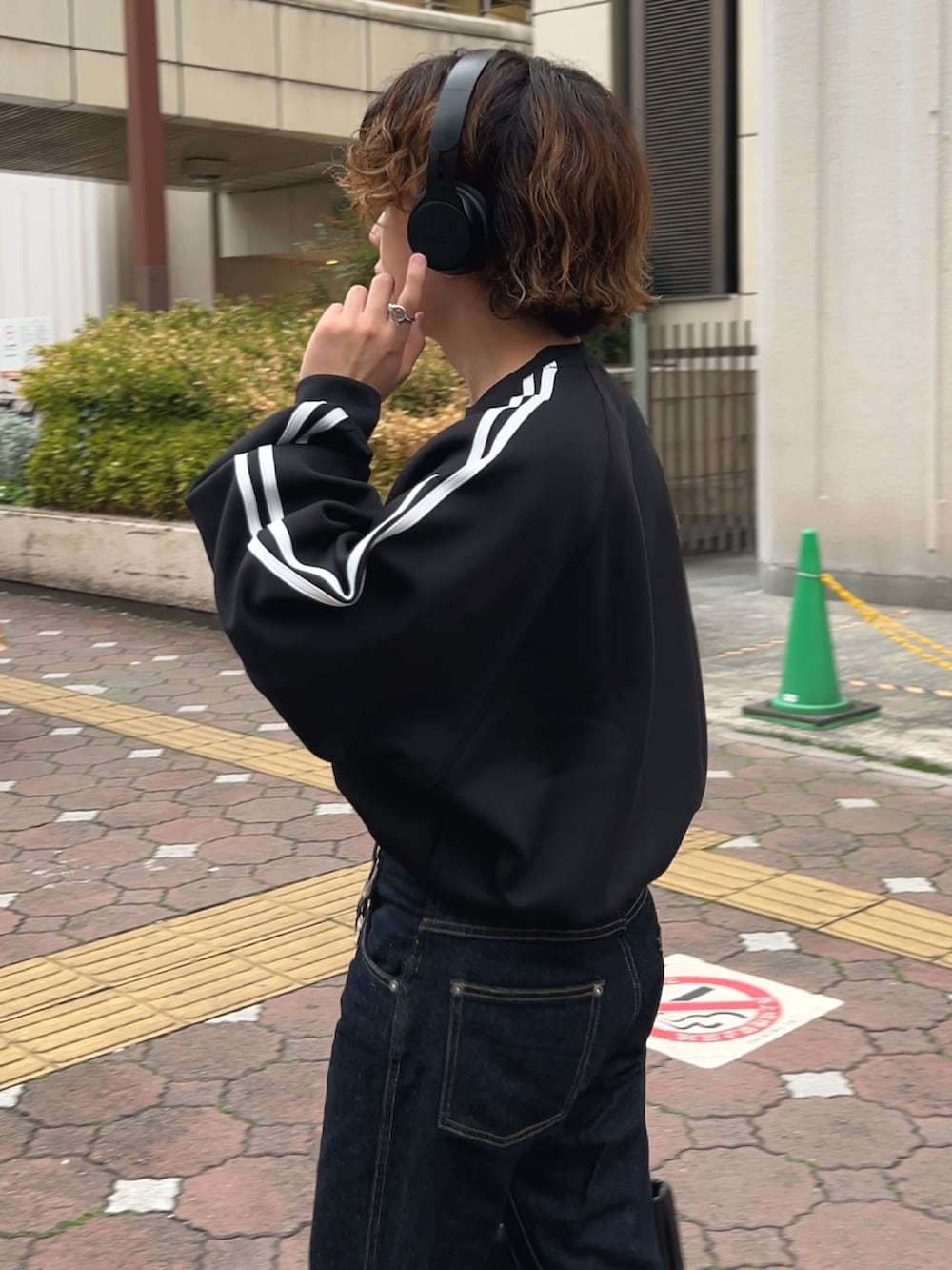 「春コーデ、今日のコーデ、お洒落さんとつながりたい、春、プチプラ、メンズファッション、ヘッドホン、soerte、ジャケット、デニムパンツ」｜「soerteのOver size 6B assort blazer / オーバーサイズ６ボタンアソートブレザー（テーラードジャケット、ブルー系）」を使った、みっち~さん（メンズ・165cm）の春コーディネートの3枚目の写真