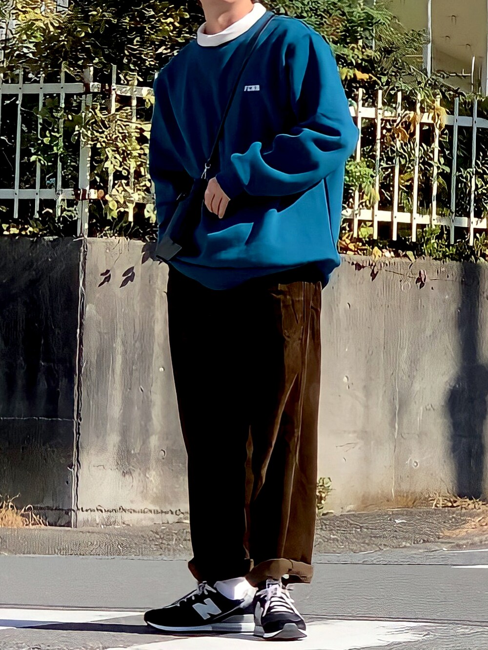 ブラック系のショルダーバッグ、ブラウン系のその他パンツ、ブルー系のスウェットを着用したメンズの秋コーディネートの2枚目の写真