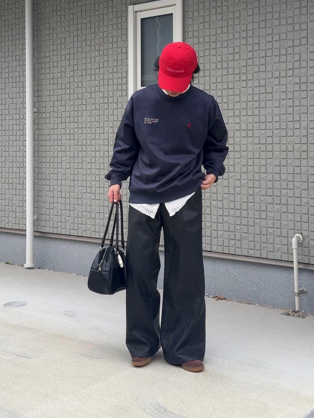 ブラック系のその他パンツ、ブルー系のスウェット、ホワイト系のシャツ/ブラウスを着用したメンズの秋コーディネートの2枚目の写真