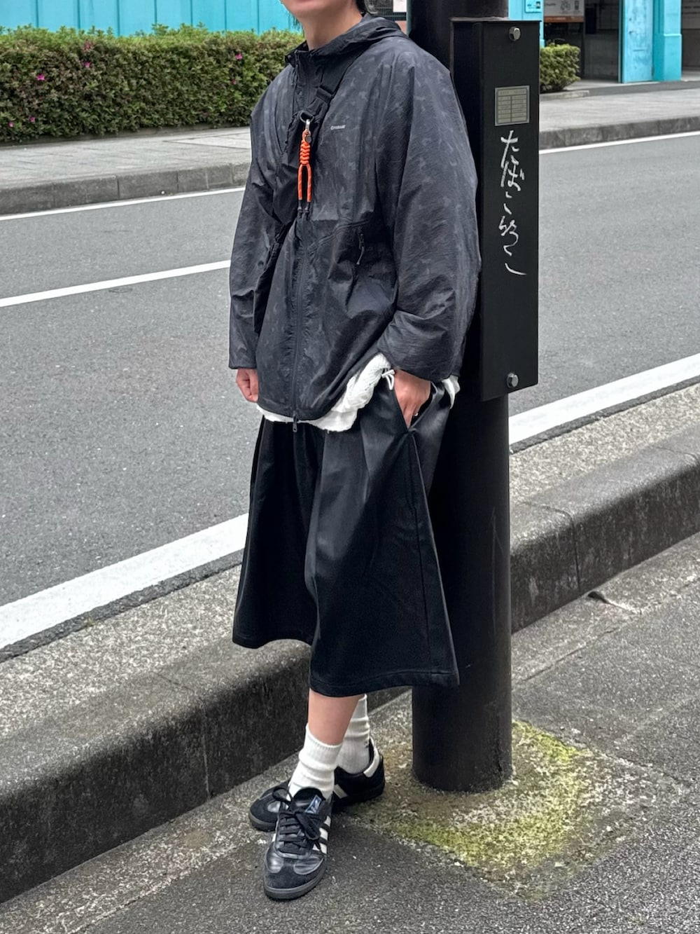 ブラック系のスニーカー、ブラック系のショルダーバッグ、ブラック系のその他パンツを着用したメンズの春コーディネートの2枚目の写真