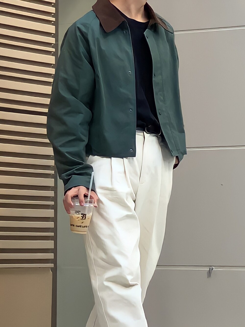 「秋ルック紹介するよ、秋服、秋コーデ、カジュアル、きれいめカジュアル、アメカジ、白パンツ、白パンツコーデ、ワークジャケット、ニューバランス、ニューバランス996、New Balance、低身長男子」｜「natiamのアイテム（チノパンツ、ホワイト系）」を使った、みっち~さん（メンズ・165cm）の秋コーディネートの2枚目の写真