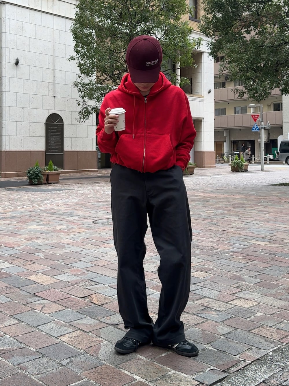 「春めき満開コーデ、スポーツミックス、春コーデ、大人カジュアル、春服、おでかけコーデ、シンプルスタイル、低身長コーデ、低身長男子、赤、gadidanoniem、赤パーカー」｜「soerteのHeavy weight double zip-up hoodie /ヘビーウェイトダブルジップフーディー（パーカー、レッド系）」を使った、みっち~さん（メンズ・165cm）の春コーディネートの2枚目の写真