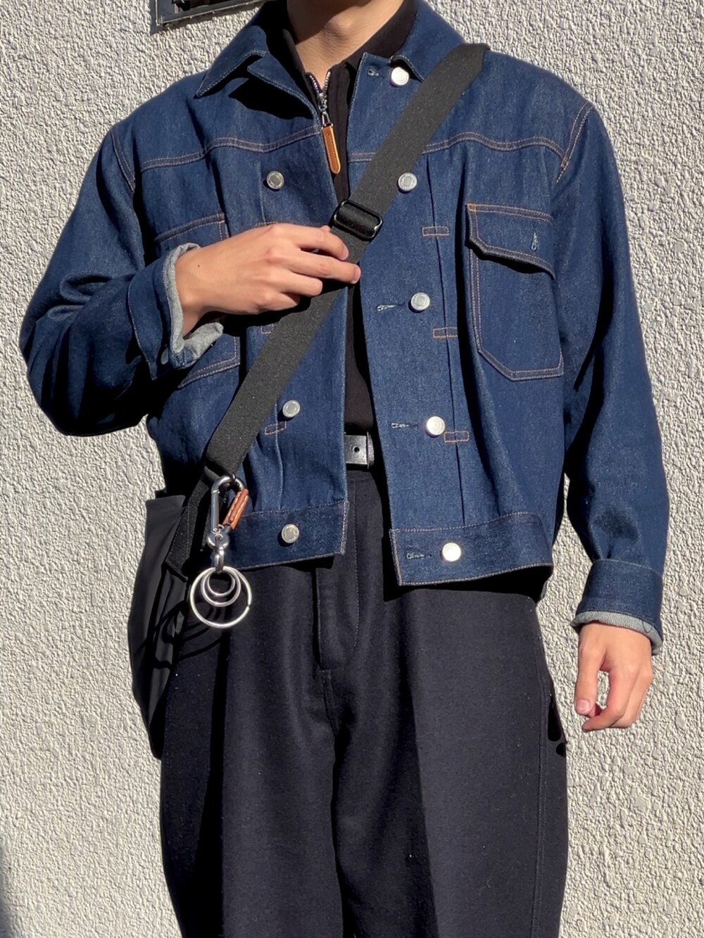 ブラック系のニット/セーターを着用したメンズの冬コーディネートの4枚目の写真