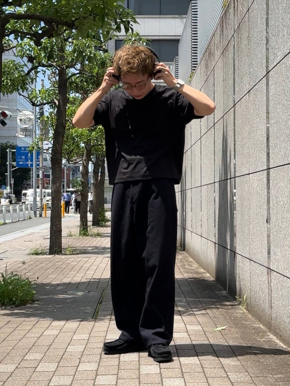 「夏コーデ、夏だ！Tシャツ着よう！、無印良品、無印良品 Tシャツ、無印良品コーデ、オールブラック、オールブラックコーデ、低身長コーデ、低身長男子、サングラス、クラークス」｜「Traditional WeatherwearのUNIONSLACKS 106（その他パンツ、ブルー系）」を使った、みっち~さん（メンズ・165cm）の夏コーディネートの2枚目の写真