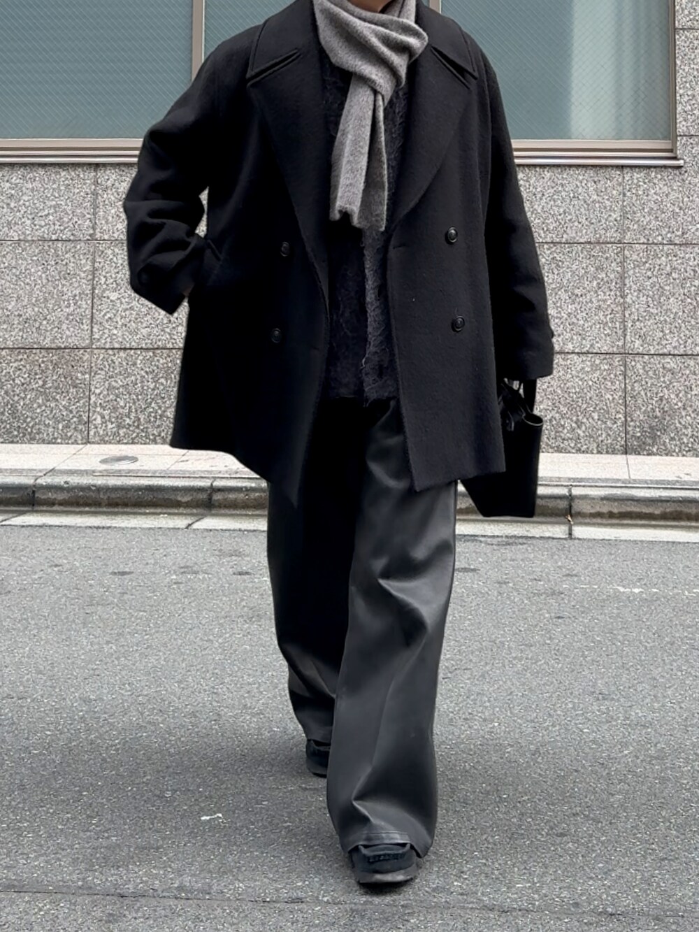 「真冬のあったかスタイル、お出かけコーデ、大人カジュアル、今日のコーデ、シンプルスタイル、モノトーンコーデ、HARE、レザージャケット、低身長コーデ、低身長男子、ハーフコート、マフラー、オールブラック、着回しコーデ、お洒落さんとつながりたい」｜「gadid anoniemのアイテム（ノーカラーコート、ブラック系）」を使った、みっち~さん（メンズ・165cm）の冬コーディネートの2枚目の写真