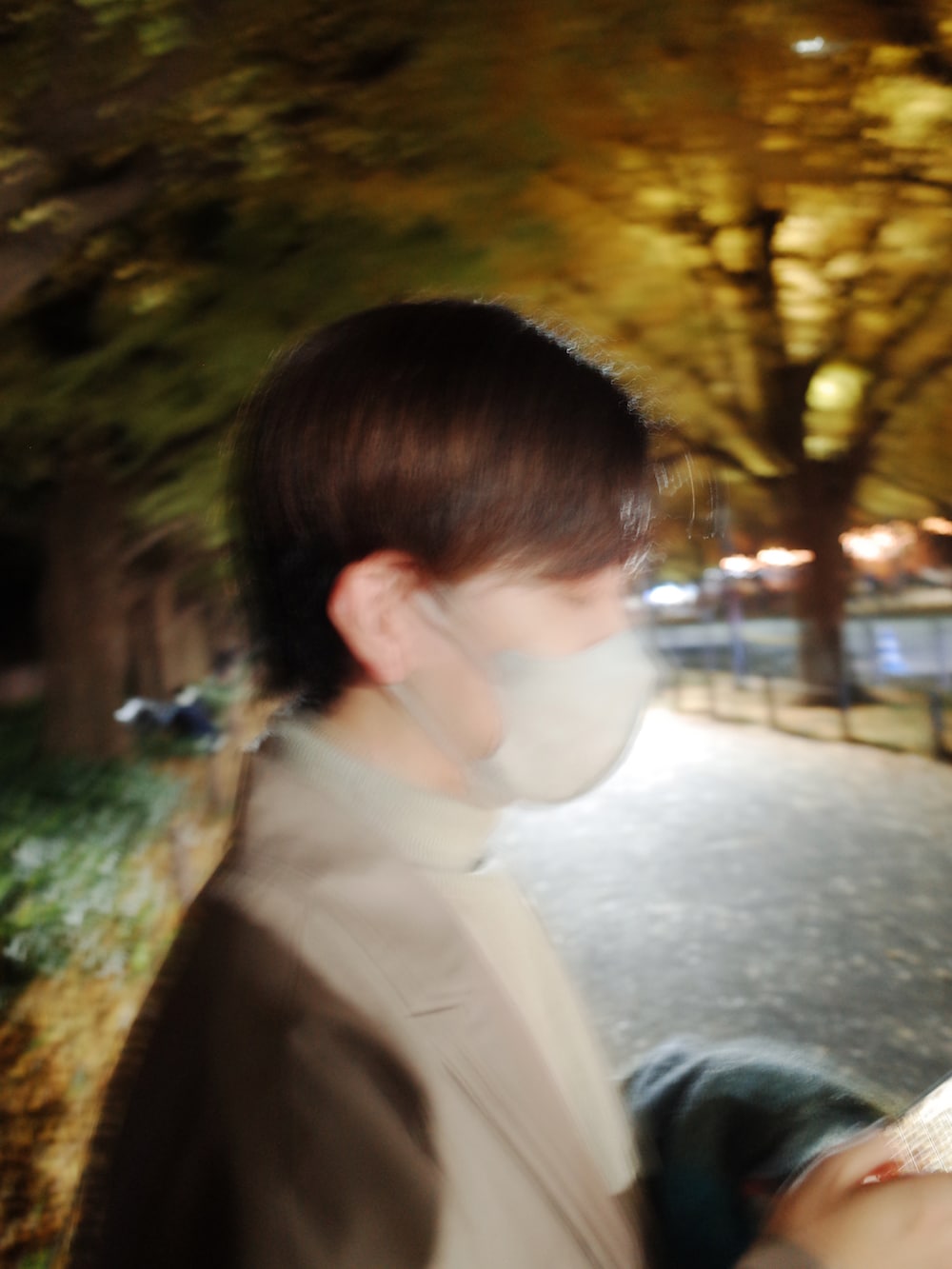 ベージュ系のテーラードジャケット、ブルー系のスラックス、ブラック系のハンドバッグを着用したメンズの秋コーディネートの3枚目の写真