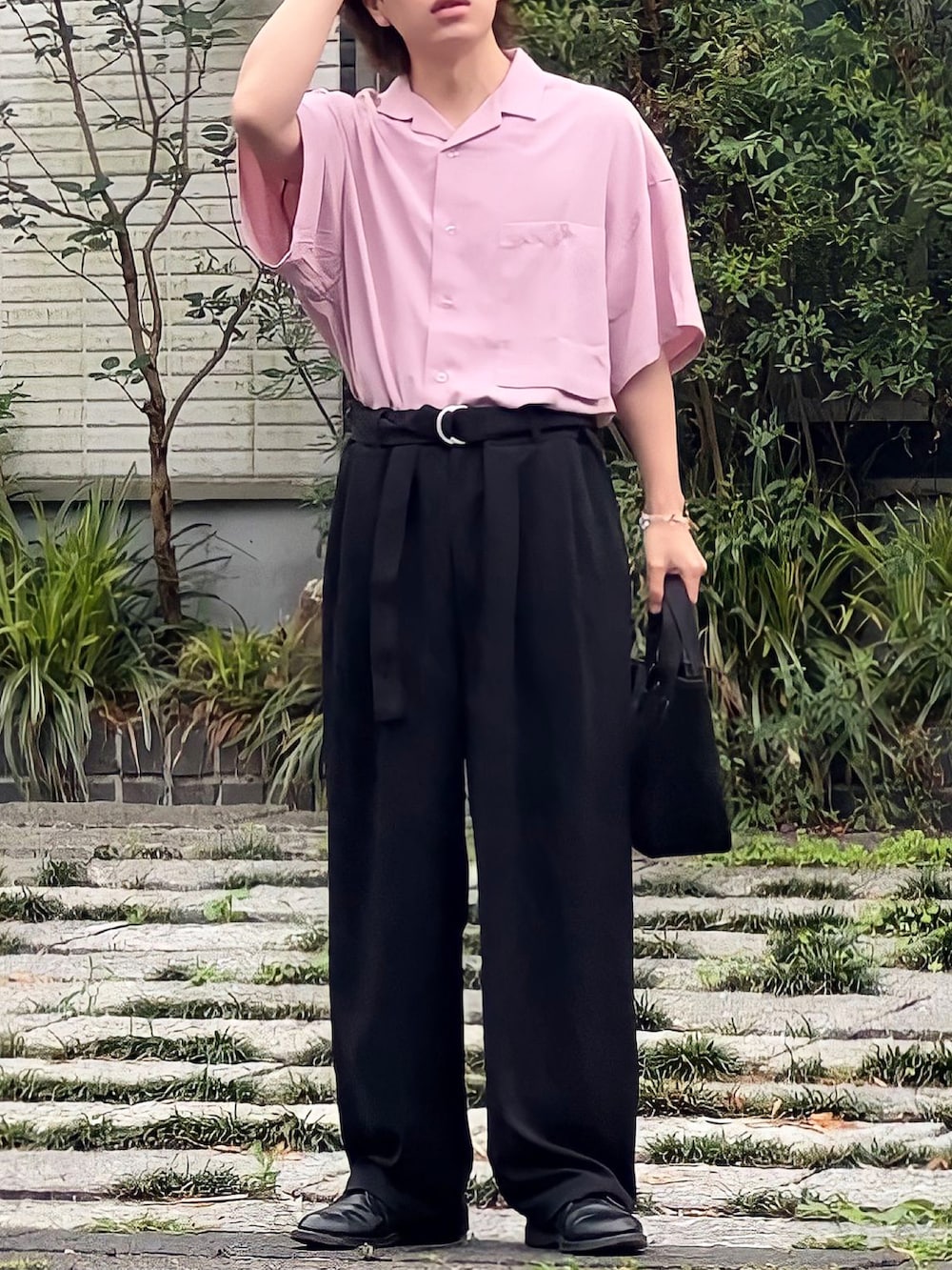 「メンズコーデ、夏コーデ、おしゃれさんと繋がりたい、ワイドパンツ、いいね、save、フォローお願いします🤑、プチプラコーデ、オープンカラーシャツ、開襟シャツ、ピンク、BRADY、マイノ男子、マイノリティー、WEARyouthコーデ、初夏コーデ」｜「BRADYのBrady | BECK（トートバッグ、ブラック系）」を使った、みっち~さん（メンズ・165cm）の春コーディネートの2枚目の写真