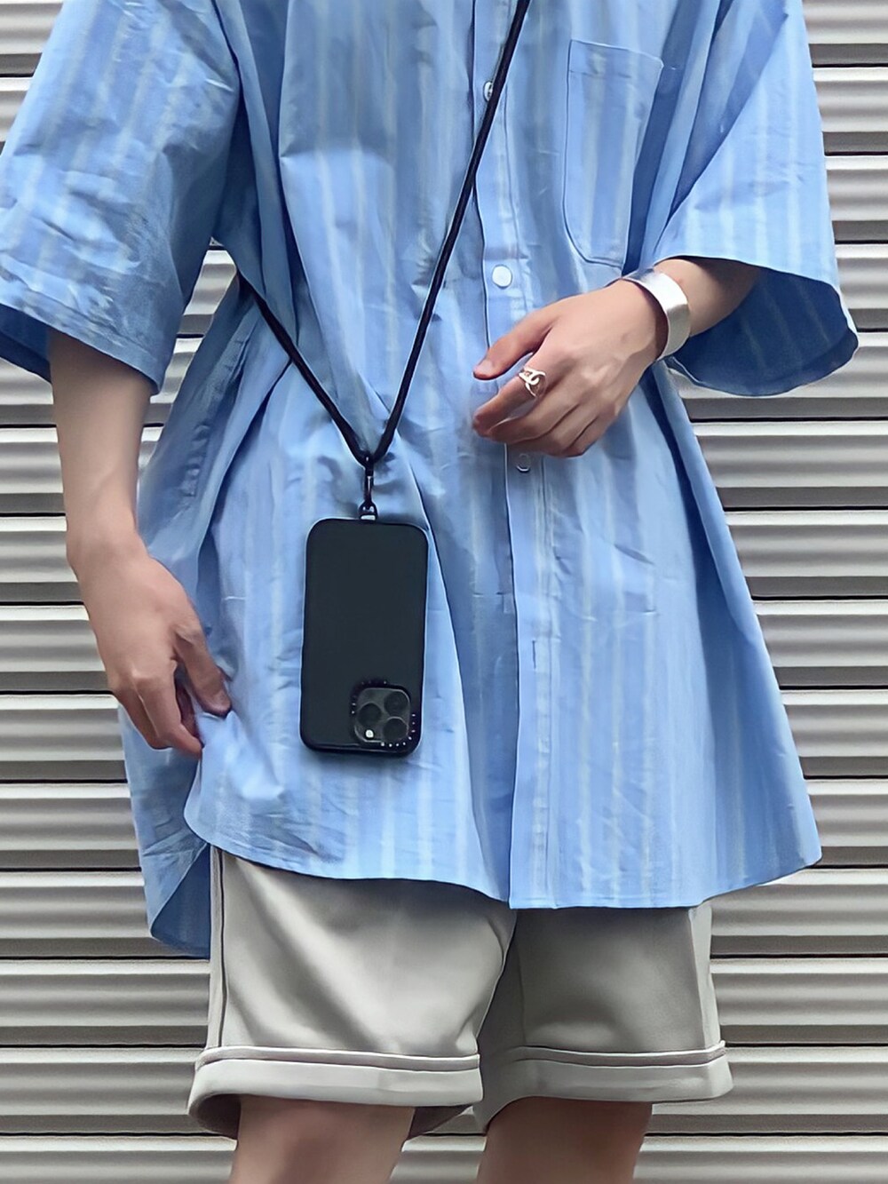 「夏、オトナカジュアル、カジュアルコーデ、おしゃれさんと繋がりたい、ストライプシャツ、キャップ、natiam、ハーフパンツ、白靴下、革靴、iPhoneケース、ビッグシルエット、夏コーデ、ビッグシャツ」｜「natiamのアイテム（キャップ、ベージュ系）」を使った、みっち~さん（メンズ・165cm）の夏コーディネートの3枚目の写真
