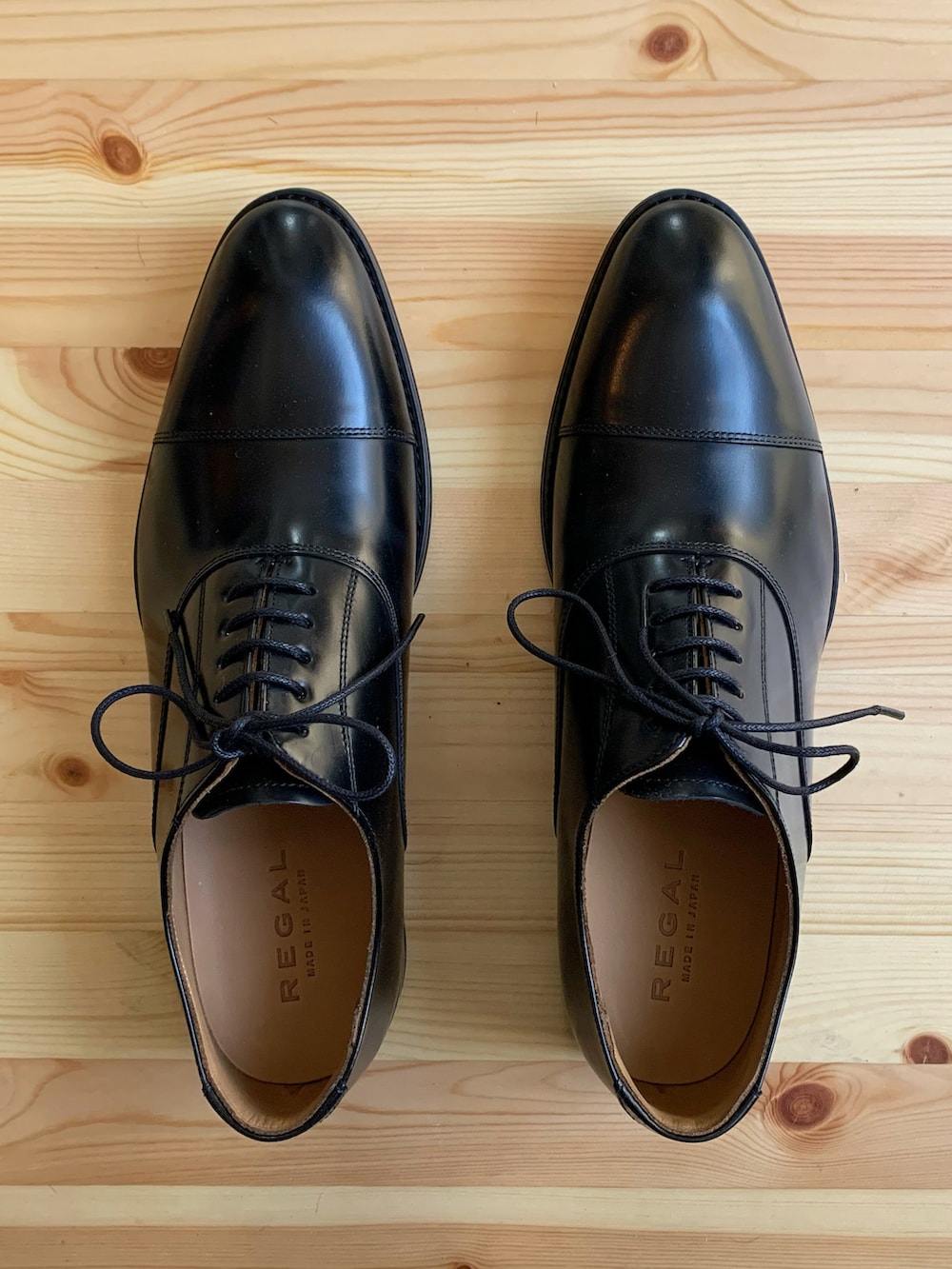 ブルー系のデニムパンツ、ブルー系のデニムジャケット、グリーン系のシャツ/ブラウスを着用したメンズの冬コーディネートの3枚目の写真