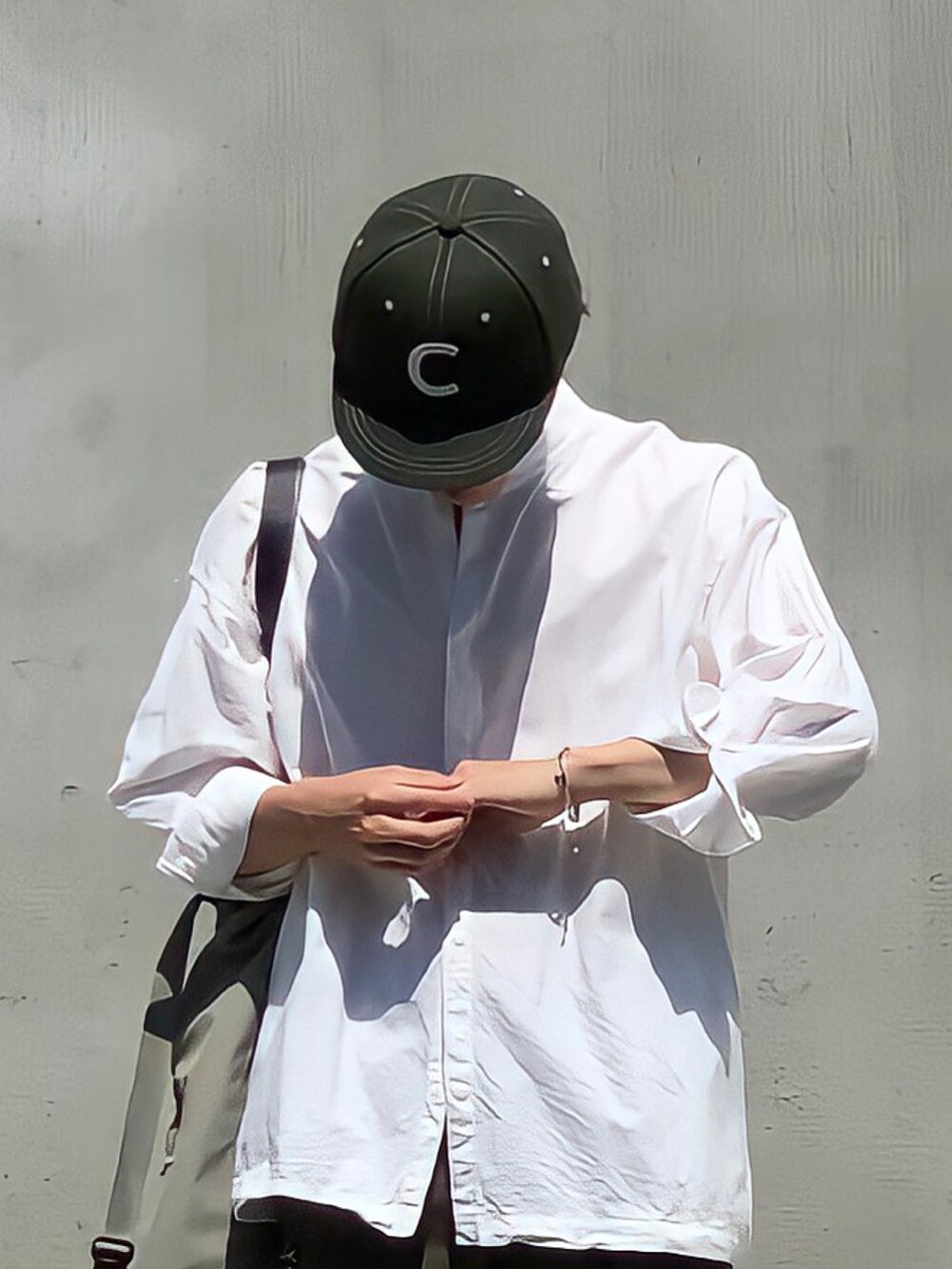 グリーン系のショルダーバッグ、ホワイト系のシャツ/ブラウス、グリーン系のその他パンツを着用したメンズの春コーディネートの2枚目の写真