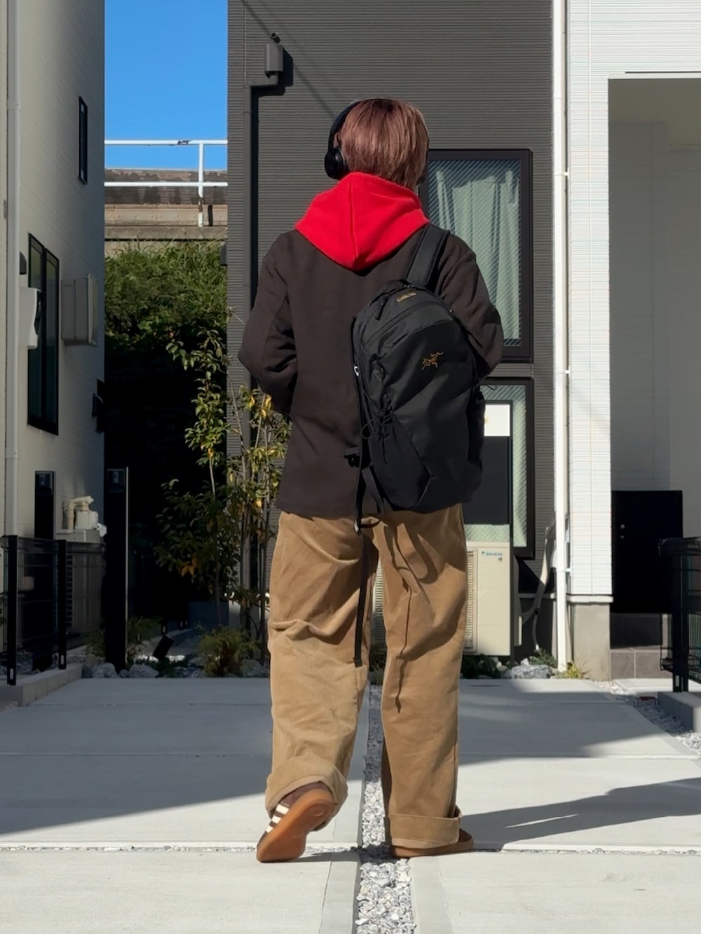 「最近のいい感じコーデ、WEARyouthコーデ、ジャケットコーデ、赤パーカー、秋服、冬服、adidas originals、soerte、コーデュロイパンツ、低身長男子、低身長コーデ」｜「soerteのWIDE STRAIGHT CORDUROY PANTS /ワイドストレートコーデュロイパンツ（その他パンツ、ベージュ系）」を使った、みっち~さん（メンズ・165cm）の秋コーディネートの3枚目の写真
