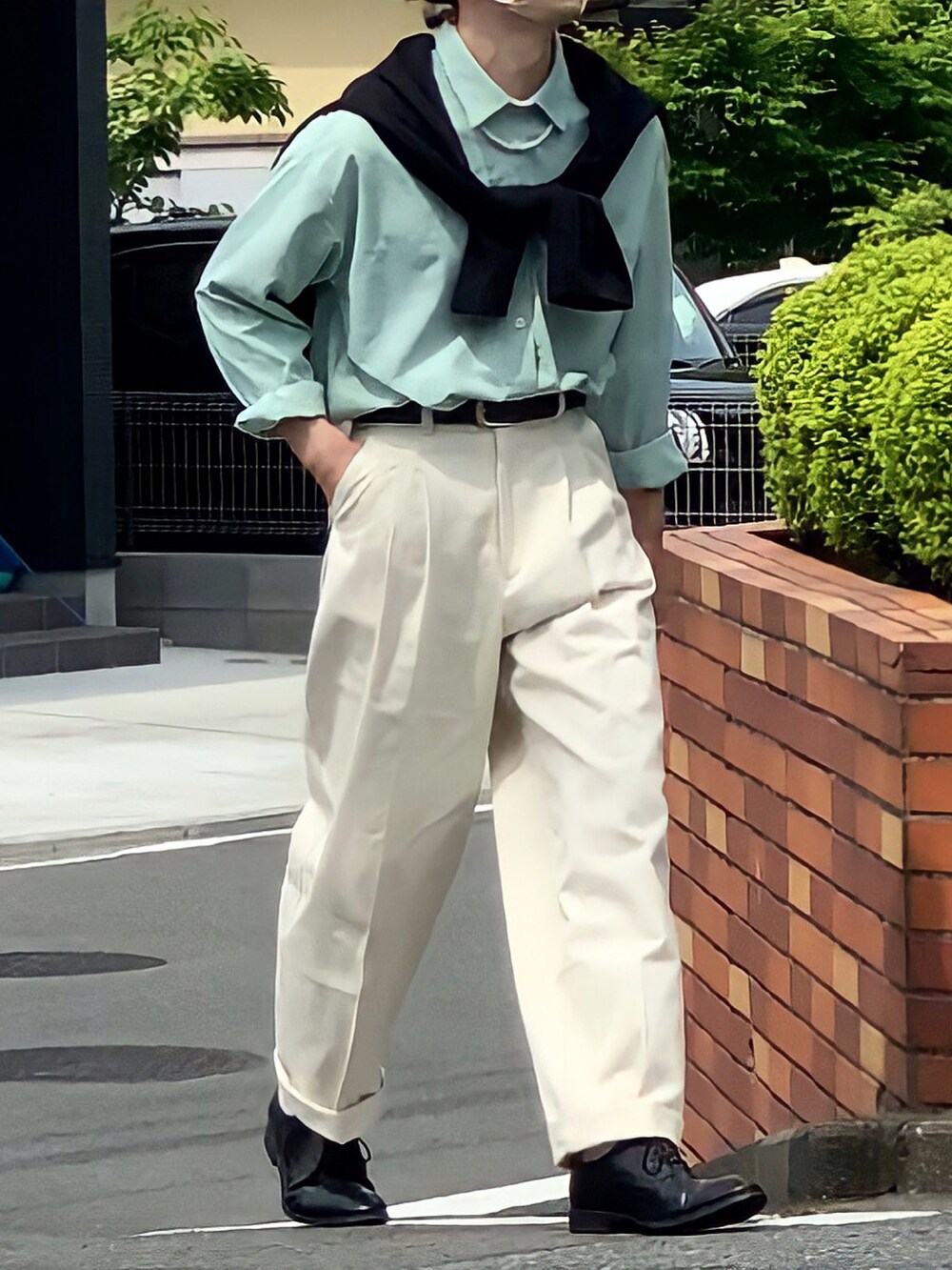 「ごきげんウィーク、休日コーデ、春夏コーデ、いいね、save、フォローお願いします🤑、肩掛けカーデ、パステルカラー、春服、低身長男子、白パンツ、ハイウエスト、パールネックレス、革靴、足長効果」｜「natiamのアイテム（チノパンツ、ホワイト系）」を使った、みっち~さん（メンズ・165cm）の春コーディネートの2枚目の写真