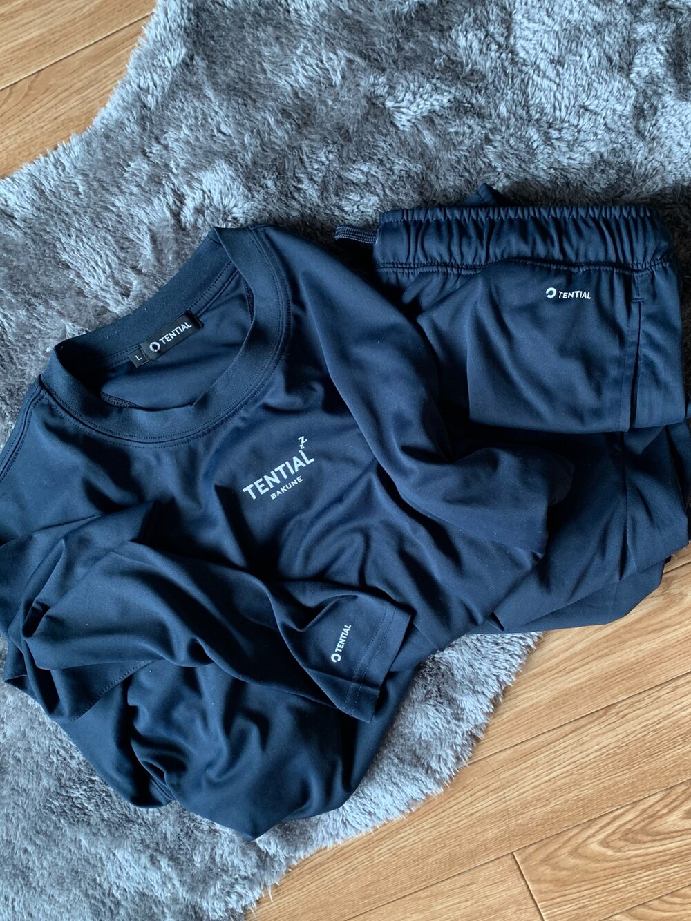 ブルー系のルームウェア/パジャマ、イエロー系の音楽/本・雑誌を着用したメンズの春コーディネートの2枚目の写真