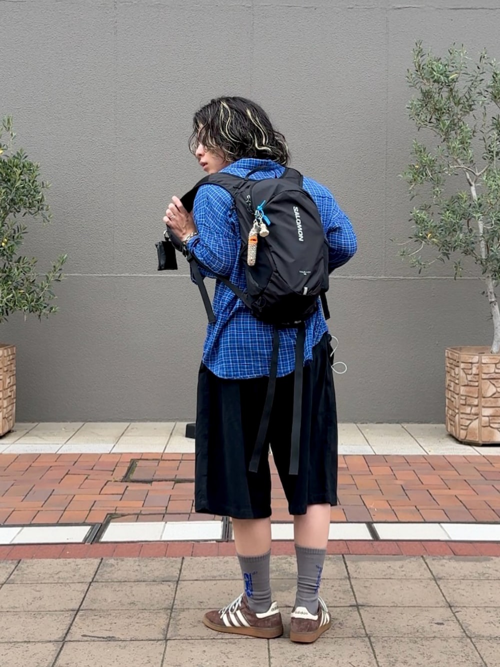 ブルー系のシャツ/ブラウス、ブラック系のその他パンツ、ブラック系のバックパック/リュックを着用したメンズの夏コーディネートの3枚目の写真