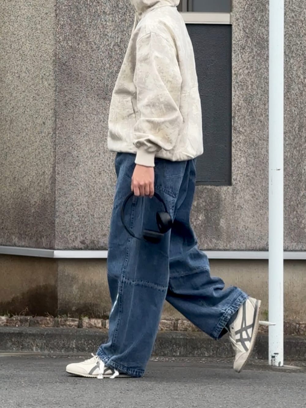 「春めき満開コーデ、春コーデ、低身長男子、低身長コーデ、カモ柄、デニムパンツ、オニツカタイガー、ヘッドホン、パーカーコーデ、Onitsuka Tiger、春色コーデ、カジュアルコーデ」｜「Onitsuka Tigerのアイテム（スニーカー、ホワイト系）」を使った、みっち~さん（メンズ・165cm）の春コーディネートの3枚目の写真