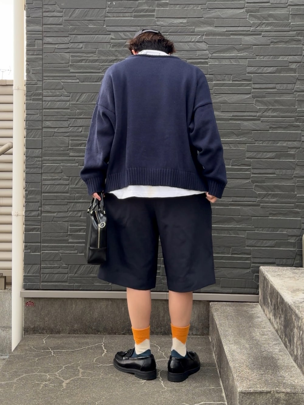 「春めき満開コーデ、ハーフパンツ、春服コーデ、メンズファッション、レイヤードスタイル、ローファー、靴下チラ見せ、キャップコーデ、夏コーデ、低身長コーデ、低身長男子」｜「GISHERのBOTANICAL KNIT（ニット/セーター、ブルー系）」を使った、みっち~さん（メンズ・165cm）の春コーディネートの2枚目の写真