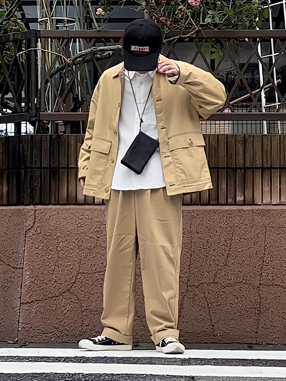 「春夏コーデ、休日スタイル、シンプル、お洒落さんとつながりたい、セットアップ風、ベージュ、ベージュコーデ、チノパン、ct70、白シャツ、オーバーサイズ、低身長男子、キャップ」｜「yorozuのキリハナネックサンソウポーチ L（バッグ、ブラック系）」を使った、みっち~さん（メンズ・165cm）の春コーディネートの2枚目の写真