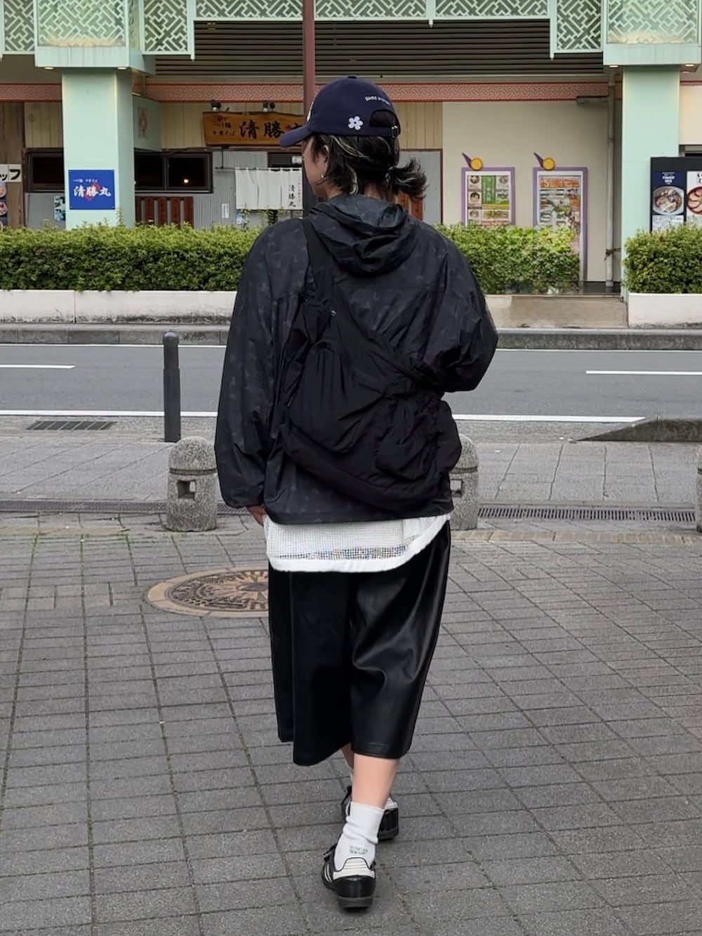 ブラック系のスニーカー、ブラック系のショルダーバッグ、ブラック系のその他パンツを着用したメンズの春コーディネートの3枚目の写真