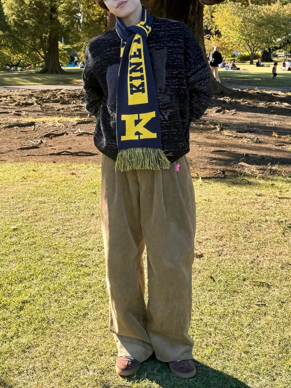 ベージュ系のその他パンツ、ブラック系のニット/セーター、ブラウン系のスニーカーを着用したメンズの秋コーディネートの3枚目の写真